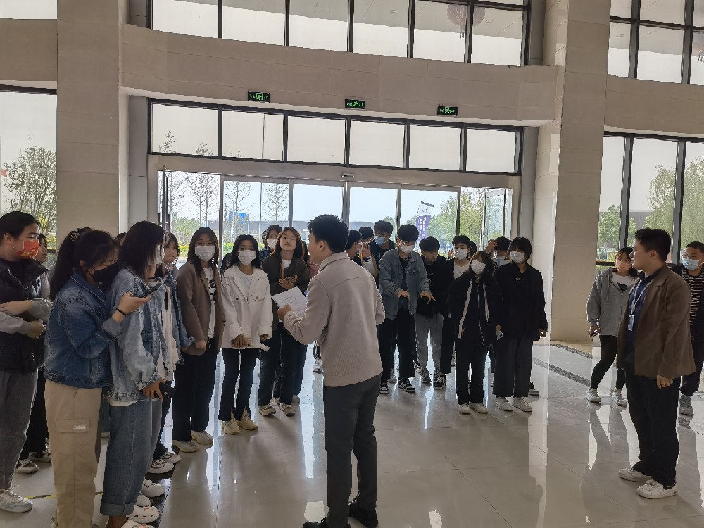 “五一”期间开放校园参观，首日迎接学生家长已有300余人