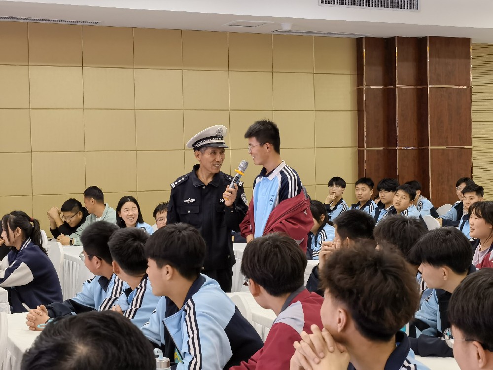 交通安全讲座进校园|守法文明出行，平安快乐回家