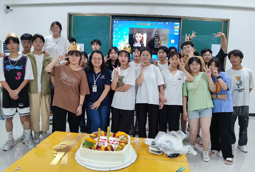 同学们，生日快乐！