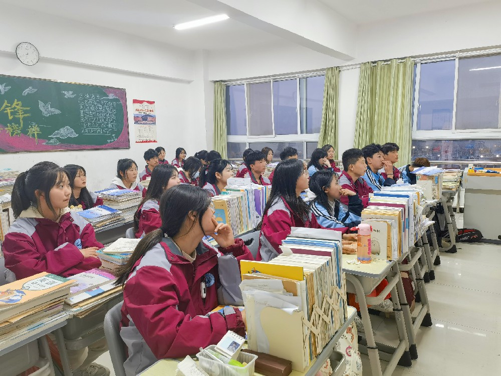 【德育活动】人生有梦，勇于追梦——我校开展主题班会“我的人生我做主”