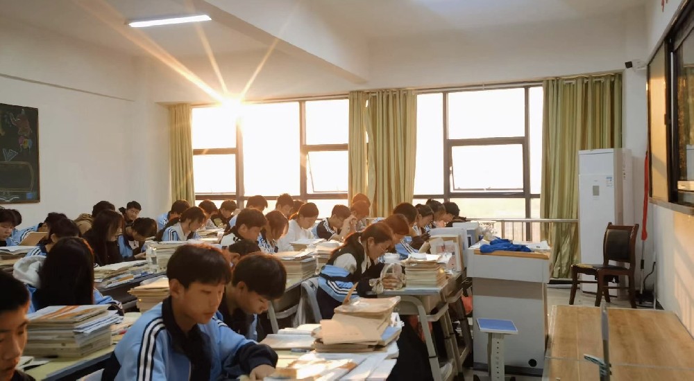 这个夏天，期待在工贸科技校园与你相遇…