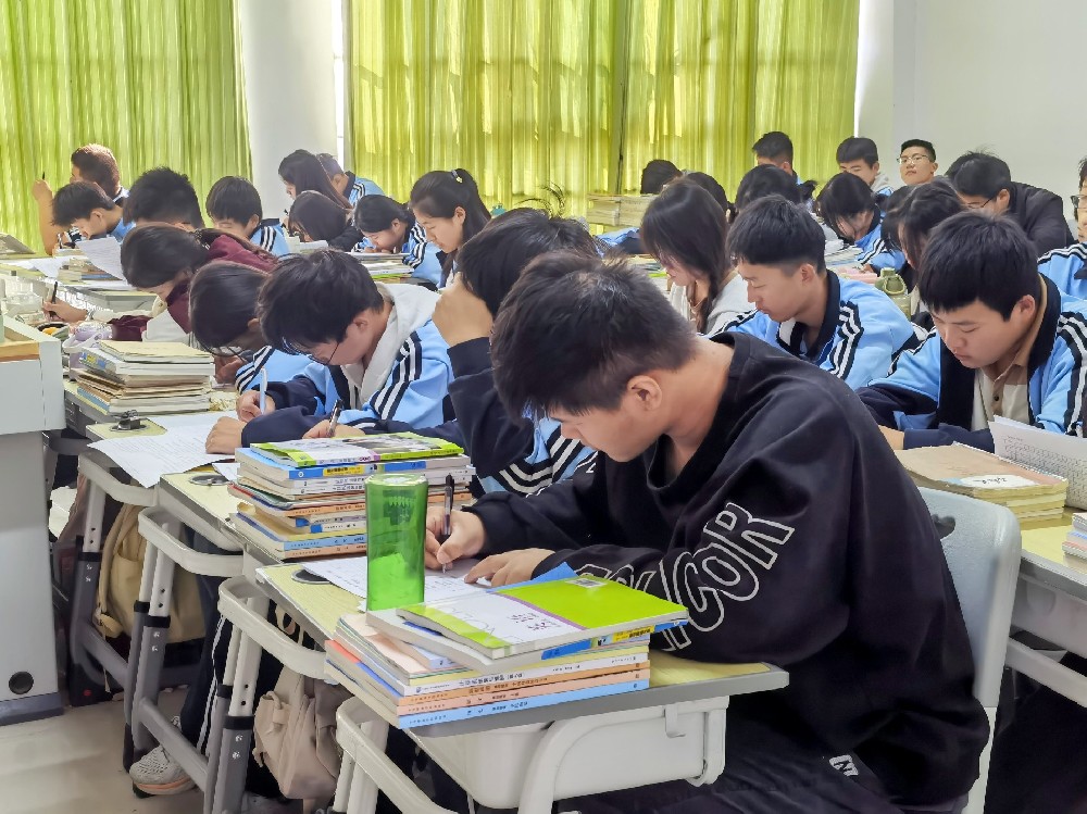 沉着应考 认真作答丨我校新学期首次月考进行中