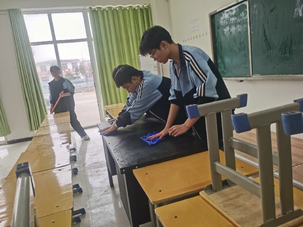 齐心协力净校园 文明于心践于行 ——我校开展全校卫生大扫除活动
