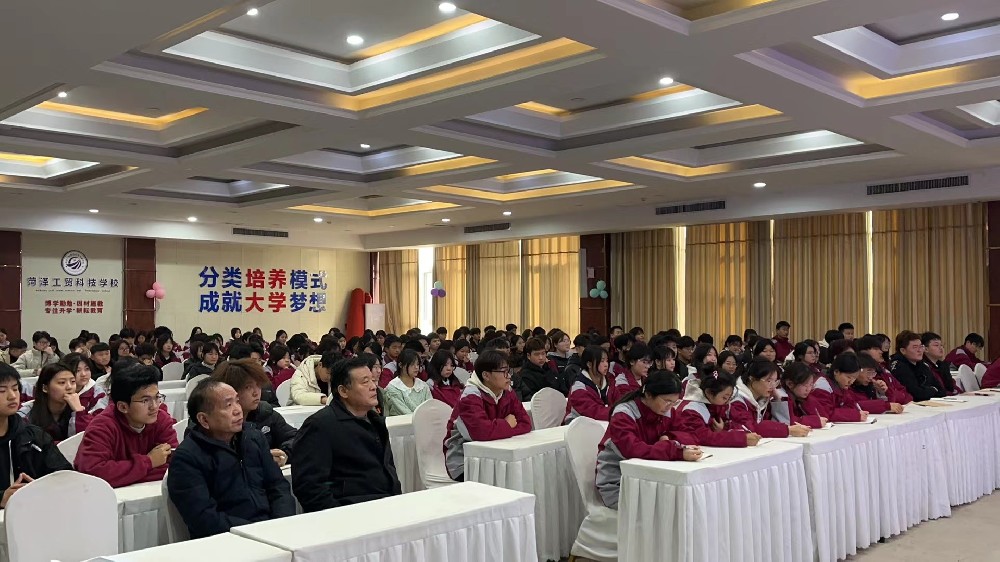 勇担责任 共学共进——我校召开全年级班委培训会